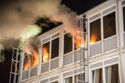 EXKLUSIVE Flammenbilder! Pluederhausen: Flammen schlagen aus Kristall-Ausstellung von Thomas G. Hornauer